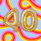 40 met ballonnen en kleurijke achtergrond